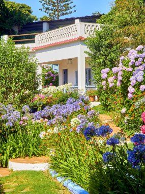 Ülke tarzı taş bungalov.