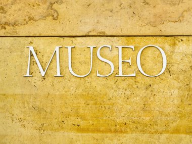 Taş duvarda İspanyolca müze tabelası.