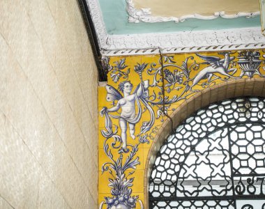 Patio antika kiremitli Endülüs girişi.