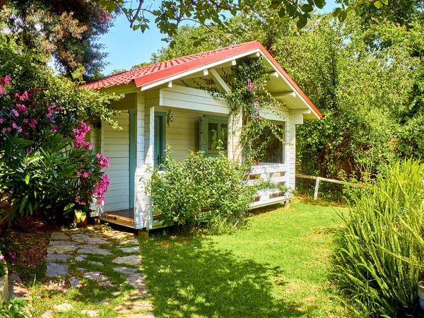 Ülke tarzı ahşap bungalov.