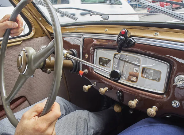 A male hands driving a classic car. — Stock Photo, Image