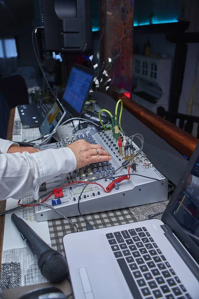 Un DJ manejando un mezclador . — Foto de Stock