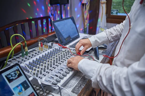 En DJ hantera en mixer. — Stockfoto