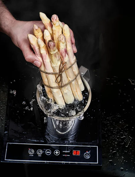Μαγειρεύω Σπαράγγια Χέρι Ενός Μάγειρα Εισάγει Μια Δέσμη Ακατέργαστων Λευκών — Φωτογραφία Αρχείου