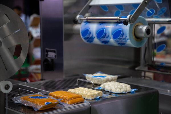 Упаковка пищевой колбасы и мясорубки в производственную линию
