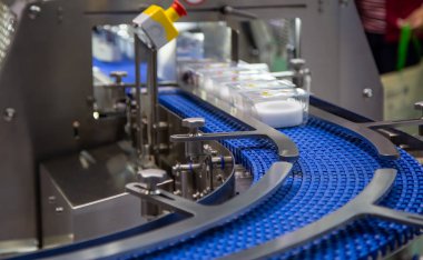 Ambalaj gıda üretim hattında plastik kutu