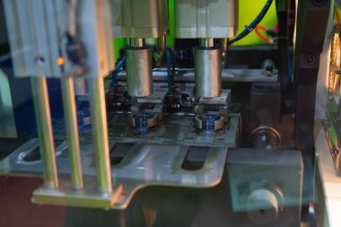 Pet plastik şişe Plastik Şişe Şişirme Makinası üzerinde işlem