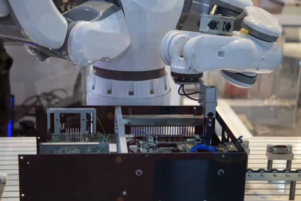 自動産業ロボット アーム コンピューター電子機器組立 — ストック写真
