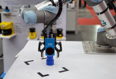 Bangkok, Tayland - 20 Haziran 2018: Robot Kol gerçekleştirmek yükleme / boşaltma ekran üretim Expo 2018 yılında