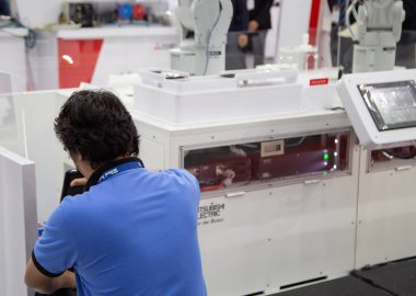 Bangkok, Tayland - 20 Haziran 2018: Teknisyen onarım Otomasyon robot makine imalat Expo 2018