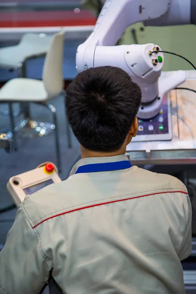 Arbeiter Steuern Roboterarm Zum Und Entladen Tablet — Stockfoto