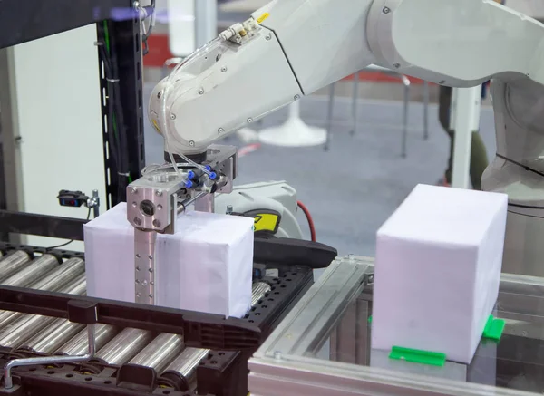 Automatisiertes Und Entladen Von Roboterarmen Der Fertigungslinie — Stockfoto