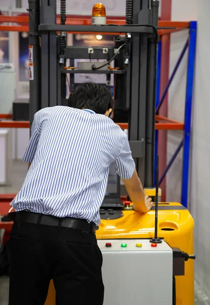 Trabajador Opera Plataforma Eléctrica Que Levanta Plataforma Plataforma Almacenamiento —  Fotos de Stock