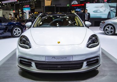 Bangkok, Tayland - 22 Ağustos 2018: Porshche Panamera 4s büyük Motor Satılık 2018 yılında sunulan Executive