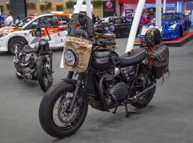 Bangkok, Tayland - 22 Ağustos 2018: Zafer Bonneville T100 büyük Motor Satılık 2018 yılında sunulan siyah