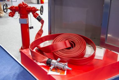 Yangın Hidrant kırmızı yangın hortumu ile bağlı