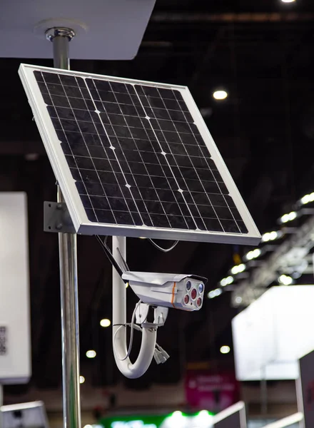 Cctv Kamera Mit Solarzelle Auf Mast Montiert — Stockfoto