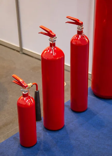 Διαφορετικό Μέγεθος Των Πυροσβεστήρων Φωτιά Καταπολέμηση Συσκευή — Φωτογραφία Αρχείου
