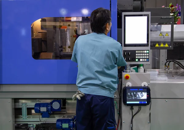 Arbeiter Betreiben Industrielle Kunststoff Spritzgießpresse Maschine Für Die Herstellung — Stockfoto
