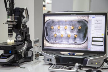 Bangkok, Tayland - 21 Kasım 2018: Optik mikroskop görüntü Metalex 2018'tarafından İşlenecek parçanın yüzey pürüzlülüğü değerlendirilmesi