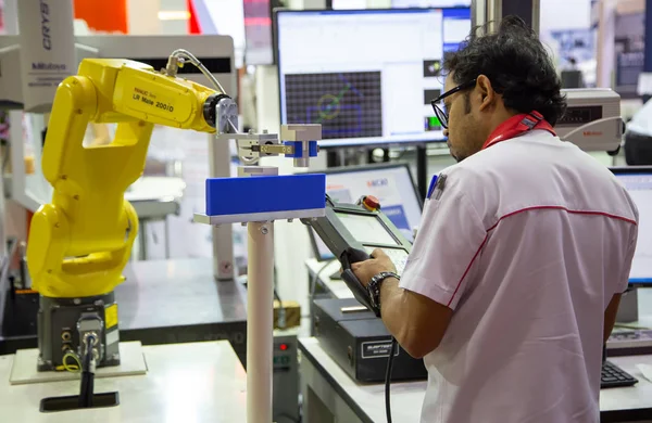 バンコク タイ王国 2018 ワーカー メタレックス 2018 年にワークを積みおろしするロボット アームの制御 — ストック写真