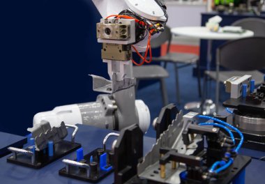 Sanayi otomatik robot kol yükleme ve boşaltma parçaların üretim hattında