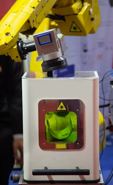 工業用レーザー ロボット アーム洗浄機クリーンさびた鋼 — ストック写真