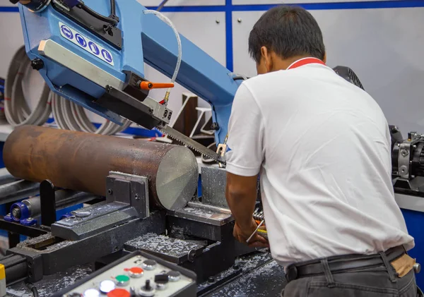 Arbeiter Bedienen Bandsäge Maschine Schneiden Von Metall Werkstück Mit Kühlmittel — Stockfoto