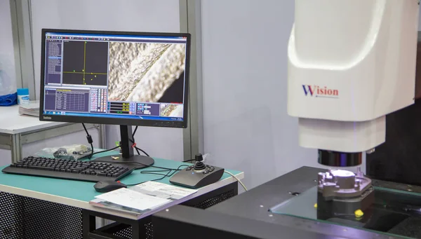Bangkok, Tayland - 23 Kasım 2018: Vizyon Metalex 2018 İşlenecek parçanın ölçüm optik