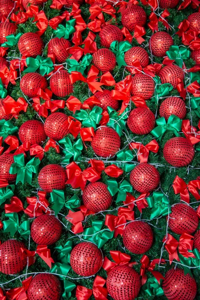 Nahaufnahme Geschmückter Weihnachtsbaum Mit Roter Kugel Und Grünem Band — Stockfoto