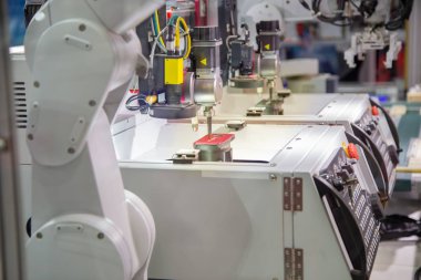 Robotik kol yükleme ve boşaltma cep telefonu durumda Cnc Lazer makinesine basık
