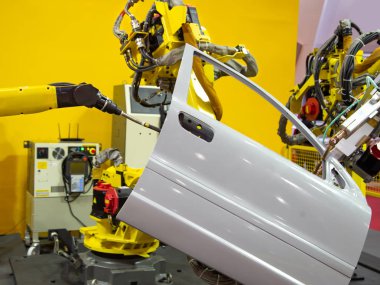 Robot kol göstermek Punta Kaynak arabanın kapısını