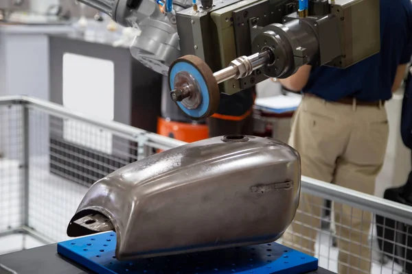 オートバイの組立工場にオートバイのタンクを研削ロボット アーム — ストック写真