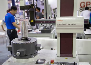 Bangkok, Tayland - 23 Kasım 2018: Pürüzlülük / Cylindricity ölçme aleti gerçekleştirmek Metalex 2018 testinde yuvarlak