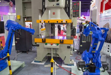 Bangkok, Tayland - 23 Kasım 2018: basın makine ekran Metalex 2018 damgalama için sac yükleme robot kol