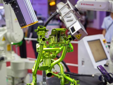 Bangkok, Tayland - 23 Kasım 2018: Kawasaki robot kol vizyon montaj bölümü görüntü Metalex 2018'incelemek