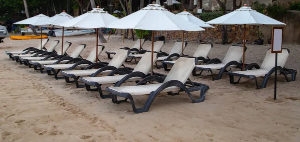 plaj sandalyeleri plaj şemsiye ile