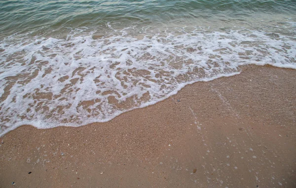 海滩上软波的选择性聚焦 — 图库照片