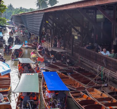 Ratchaburi, Tayland - 27 Kasım 2018: Tekneler gıdalar turist Damnoen Saduak yüzen Pazar için Satış kanalına