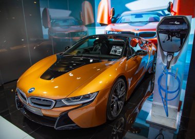 Nonthaburi, Tayland - 4 Aralık 2018: Bmw i8 Roadster Motor Expo 2018 yılında sunulan noktası şarj