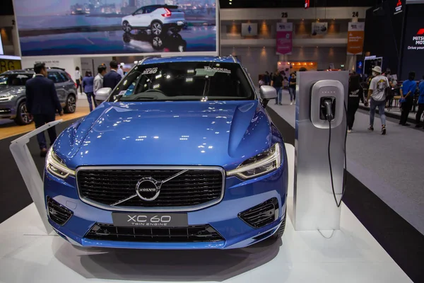 Nonthaburi, Tayland - 4 Aralık 2018: Volvo Xc 60 Twin Engine Hybrid Suv, Motor Expo 2018'de tanıtıldı