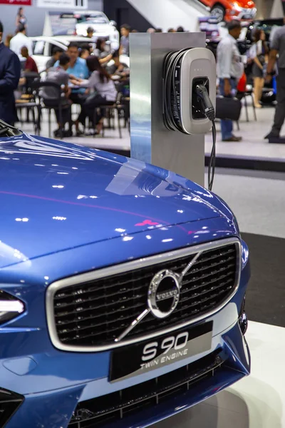Nonthaburi, Tayland - 4 Aralık 2018: Volvo S 90 lüks sedan Motor Expo 2018 yılında sunulan noktası şarj