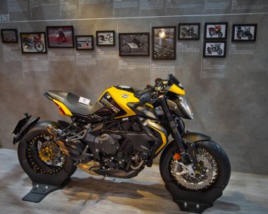 Nonthaburi, Tayland - 4 Aralık 2018: Mv Agusta mesafeli 800 Rr Motor Expo 2018 yılında sunulan zaman çizelgesi arka plan ile