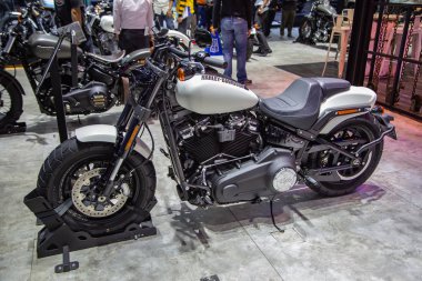 Nonthaburi, Tayland - 4 Aralık 2018: Motor Expo 2018 yılında sunulan Harley Davidson yağ Bob motosiklet