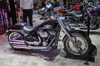Nonthaburi, Tayland - 4 Aralık 2018: Motor Expo 2018 yılında sunulan Harley Davidson şişko softail motosiklet