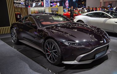 Nonthaburi, Tayland - 4 Aralık 2018: Aston Matin V8 Vantage Motor Expo 2018 yılında sunulan Coupe