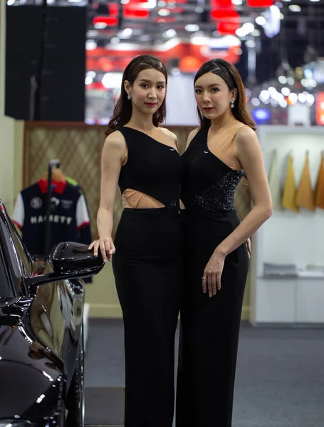 泰国暖武里府 2018年12月4日 2018年汽车博览会中的主持人与汽车摆姿势 — 图库照片