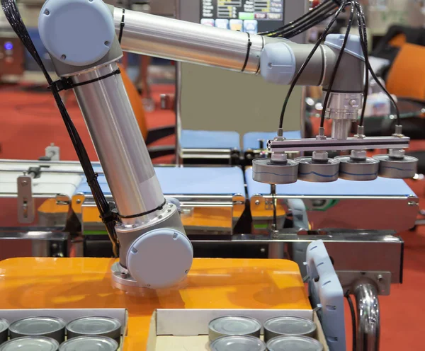 自動化ロボット昇降食品することができます。 — ストック写真
