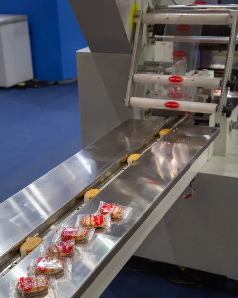 Biscuit packaging machine — Stock Photo, Image