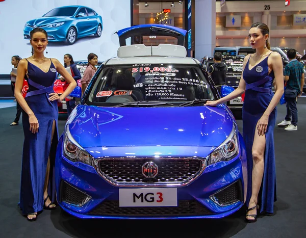 Presenters introduce MG 3 car — Stock Photo, Image